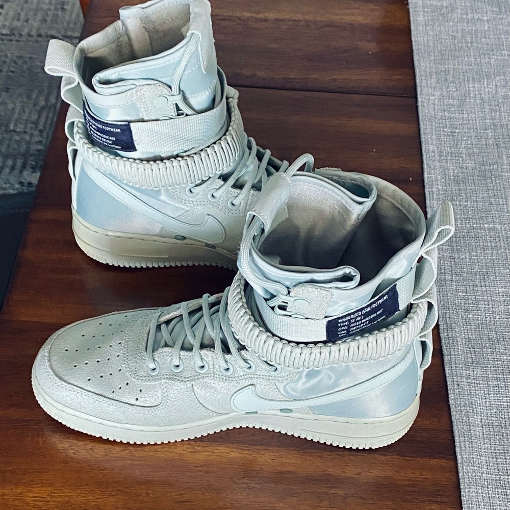 NIKE SF Air Force 1 High-Top, Women’s 9.5
Waterproof, light silver/Mica Green - Picture 2 of 11